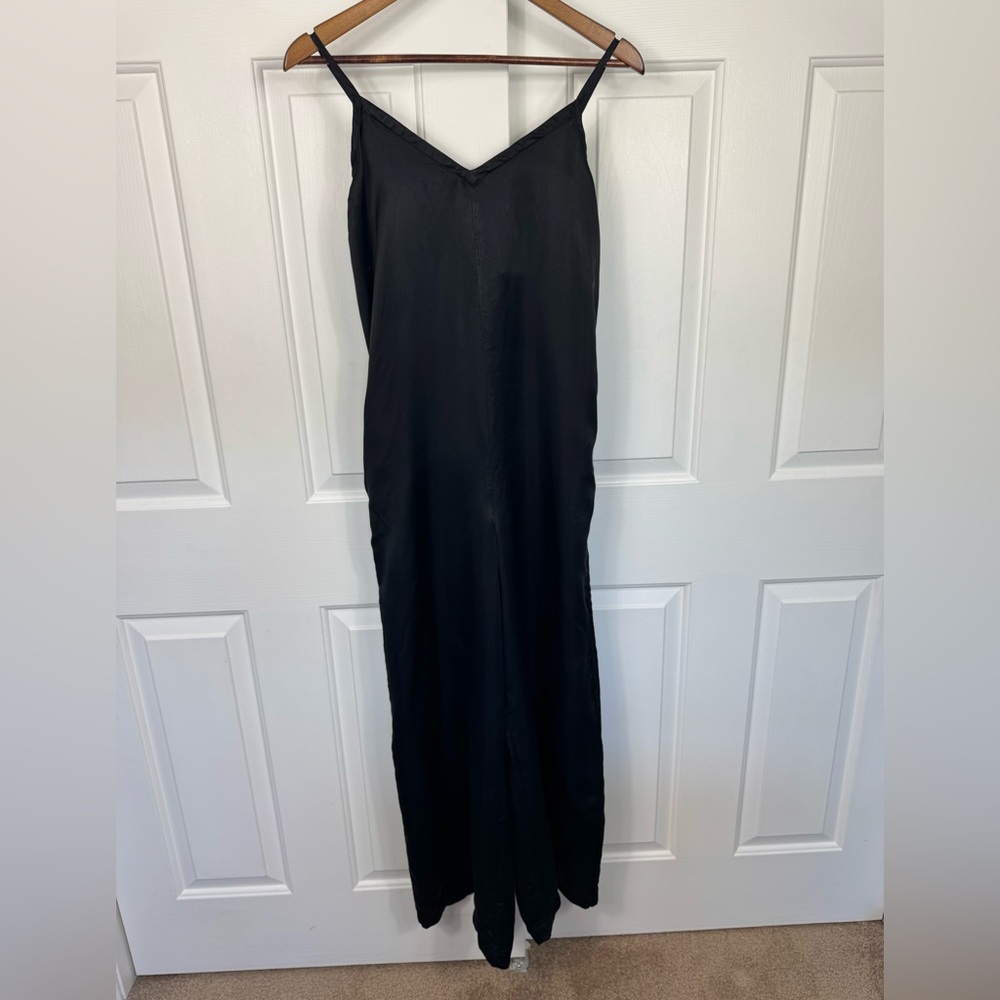 Athleta Calm Cool Romper Jumpsuit Womens XS Satin Black Sleeveless Pockets